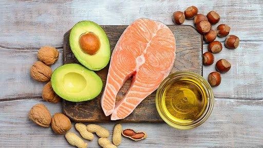 Tăng cường ăn các loại cá chứa nhiều omega 3-6-9 sẽ đẩy lùi cholesterol trong cơ thể.