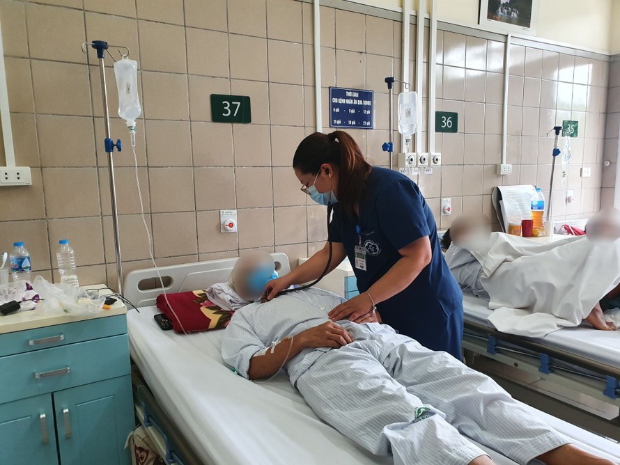 Bệnh nhân ngộ độc thuốc diệt chuột được điều trị tại Trung tâm chống độc, BV Bạch Mai.