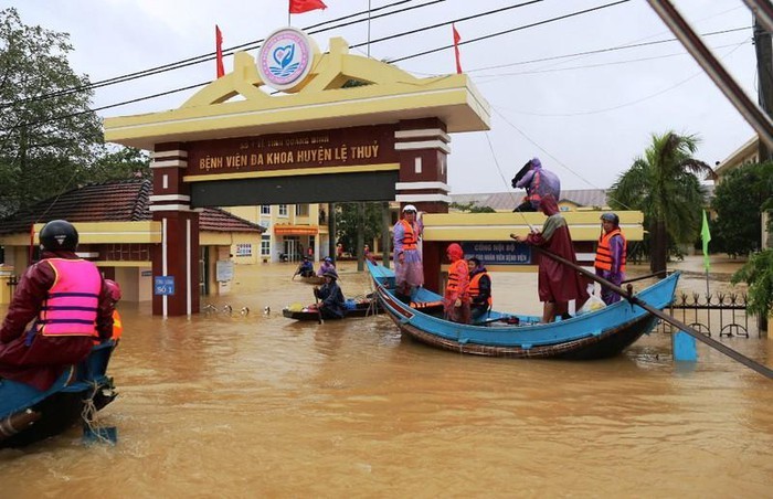 Mưa lũ khiến bệnh viện ở Quảng Bình ngập trong nước.