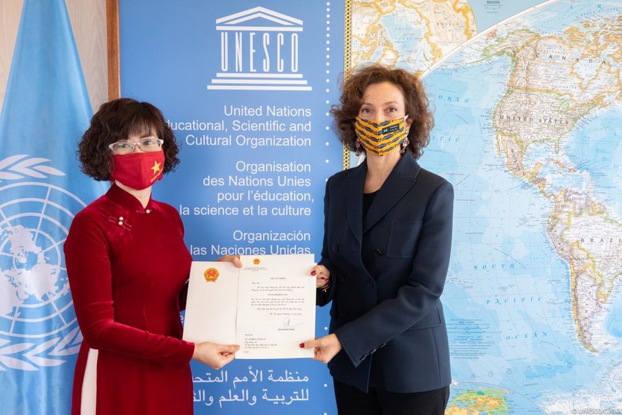 Đại sứ, Đại diện thường trực Việt Nam bên cạnh UNESCO Lê Thị Hồng Vân đã trình Thư ủy nhiệm lên Tổng Giám đốc UNESCO Audrey Azoulay.