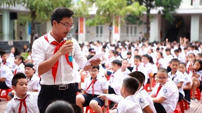 Thầy Nguyễn Văn Quyết và những hoạt động tận tâm với học trò.