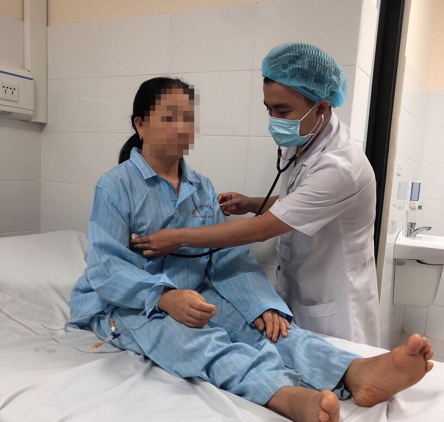 Một bệnh nhân bị sốt mò đang được bác sĩ thăm khám.