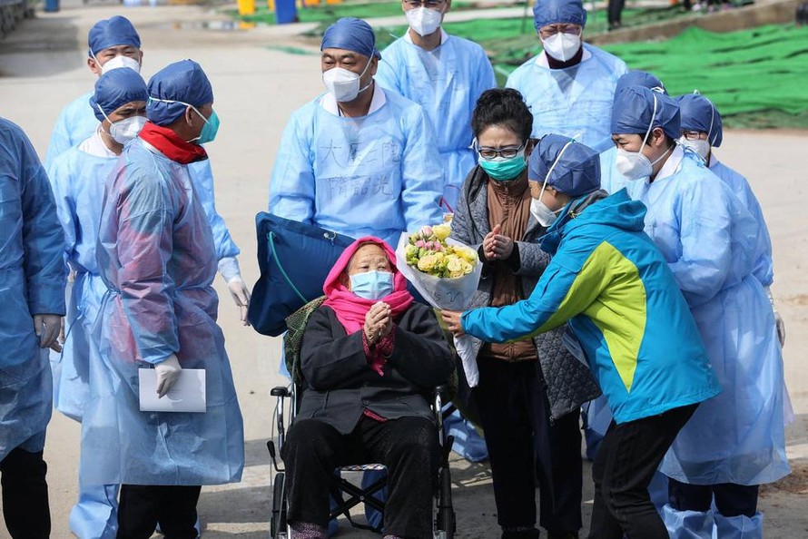 Một cụ bà 98 tuổi mắc COVID-19 được xuất viện sau nhiều ngày chữa trị tại Bệnh viện Lôi Thần Sơn ở thành phố Vũ Hán hồi đầu tháng 3. Cụ bà này là "bệnh nhân lớn tuổi nhất Trung Quốc rơi vào tình trạng nguy kịch nhưng đã hồi phục". Ảnh: Reuters.