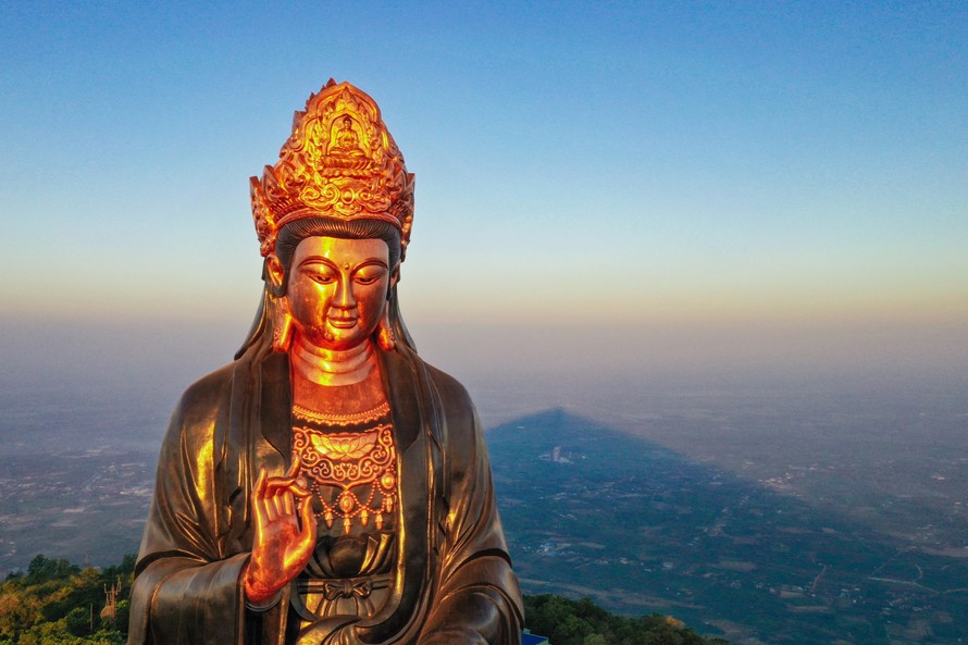 Những 'mật mã' trong bức tượng Phật Bà bằng đồng cao nhất châu Á trên đỉnh Bà Đen 