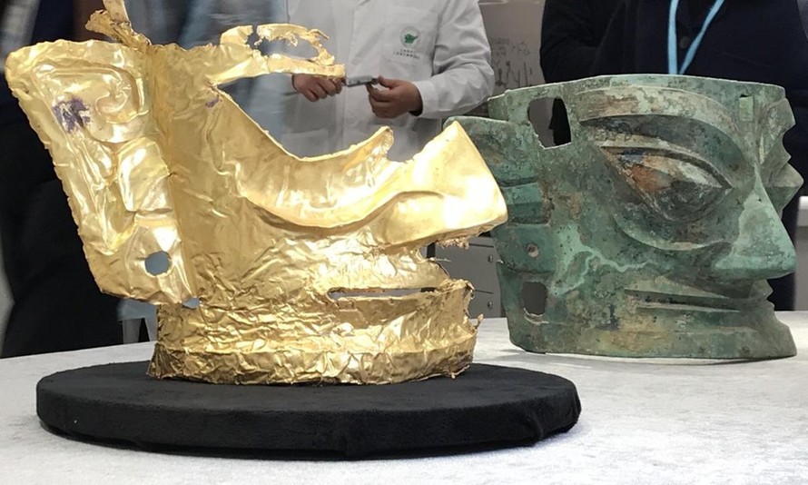 Chiếc mặt nạ vàng được khai quật ở Tam tinh Đôi, Tứ Xuyên, Trung Quốc. (Ảnh: Xinhua).