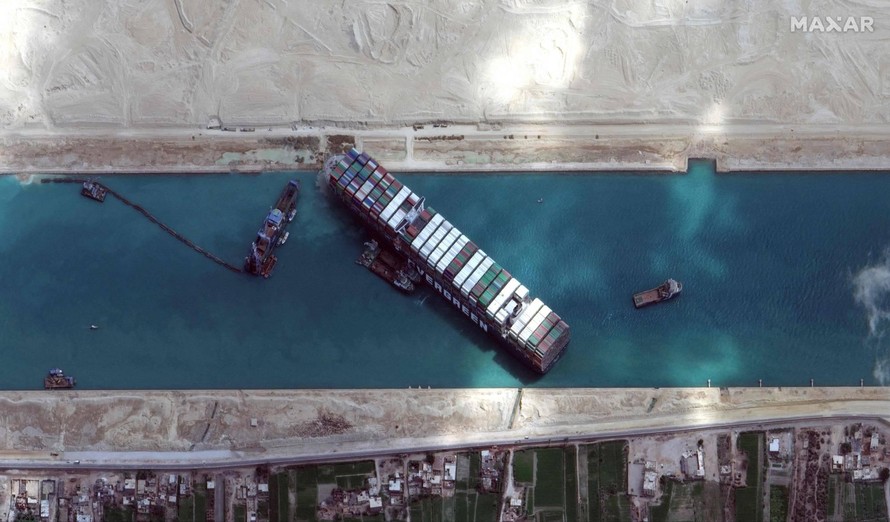 Sự kiện tàu Ever Given bị mắc kẹt ở kênh Suez làm dấy lên quan ngại về hệ chuỗi cung ứng toàn cầu. (Nguồn: Japan Times).