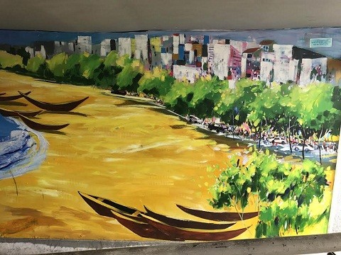 Bức tranh cho thấy một thành phố hiện đại nằm yên bình bên bờ biển