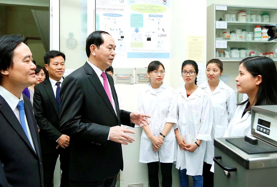 Chủ tịch nước Trần Đại Quang yêu cầu Trường ĐH Khoa học tự nhiên - ĐH Quốc gia Hà Nội chú trọng đẩy mạnh công tác nghiên cứu khoa học