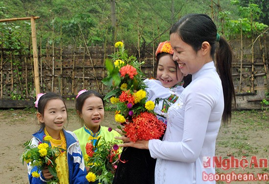 Học sinh Trường Tiểu học Tam Quang 2, Tam Quang, Tương Dương hái tặng cô giáo một bó hoa dại của núi rừng