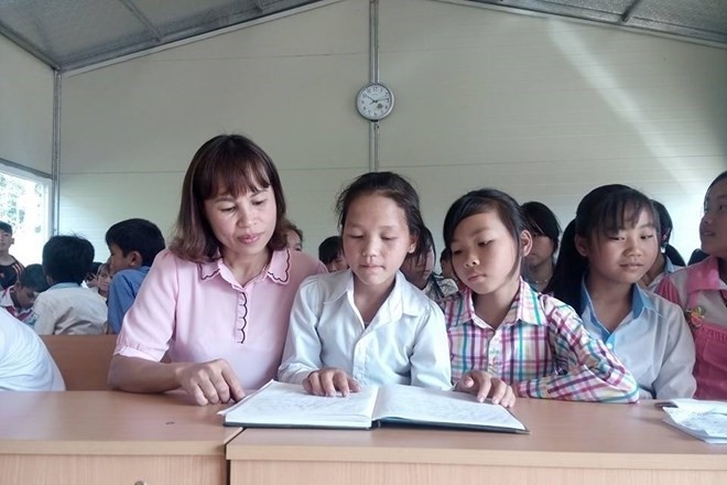 Cô giáo Đàm Thị Sỹ (ngoài cùng, bên trái) và học sinh vùng dân tộc khó khăn