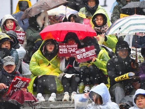 Người biểu tình đứng chật kín các tuyến đường quan trọng ở Seoul