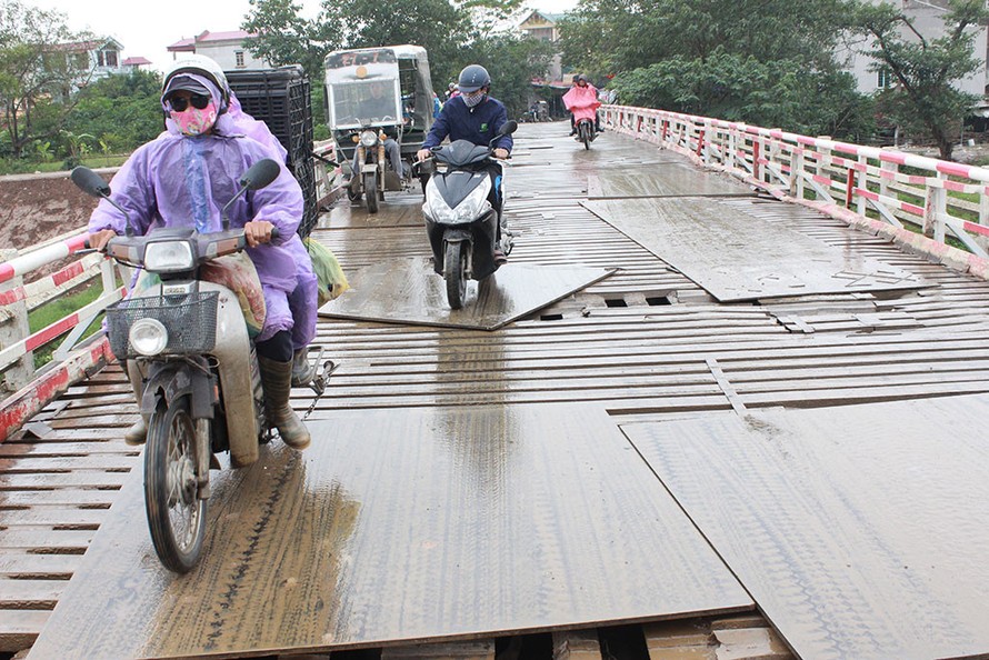 Cầu Chiếc xuống cấp gây nguy hiểm cho người tham gia giao thông. Ảnh: Nguyễn Hùng