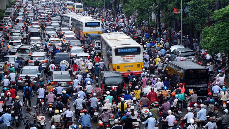 Áp lực dân số cao lên khu vực trung tâm Hà Nội có thể nhìn thấy rõ nhất qua câu chuyện tắc đường