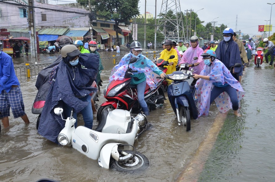 2. Người dân TP HCM khốn khổ mỗi khi thành phố bị ngập lụt