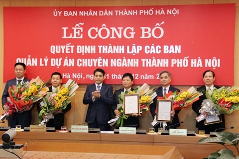 Chủ tịch UBND TP. Hà Nội trao Quyết định điều động, bổ nhiệm cho 5 Giám đốc Ban QLDA cấp Thành phố. Ảnh: Thùy Linh