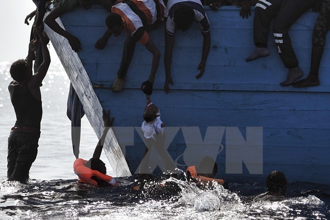 Người di cư chờ được cứu trên Địa Trung Hải ở ngoài khơi Libya (Nguồn: AF)