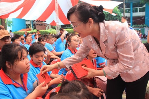 Phó Bí thư Thành ủy, Chủ tịch HĐND TPHCM Nguyễn Thị Quyết Tâm trao quà Tết và bao lì xì cho các em.
