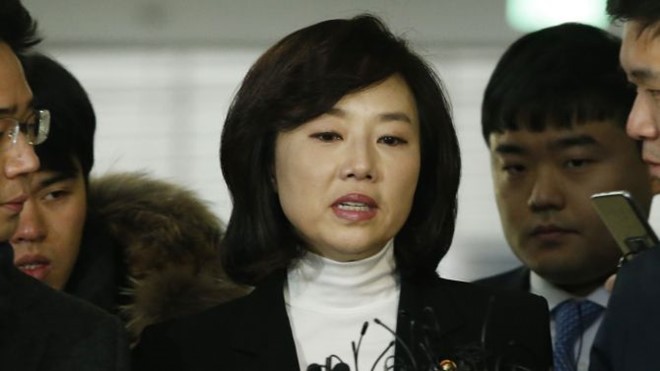Tòa án và tổ thanh tra chính phủ đặc biệt tại Hàn Quốc quyết định bắt giam Cho Yoon Sun và một người nữa liên quan tới vụ danh sách đen nghệ sĩ do lo ngại họ có thể phi tang bằng chứng. Ảnh: AP