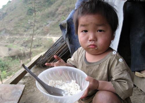 Bữa cơm ngày giáp hạt của trẻ em nghèo ở Cao Bằng. Ảnh: Sơn Thủy