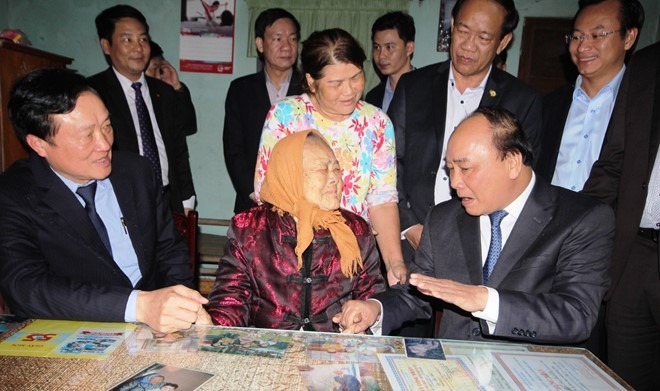 Thủ tướng thăm và tặng quà mẹ Việt Nam anh hùng Nguyễn Thị Hân. Ảnh: Đ.Phương