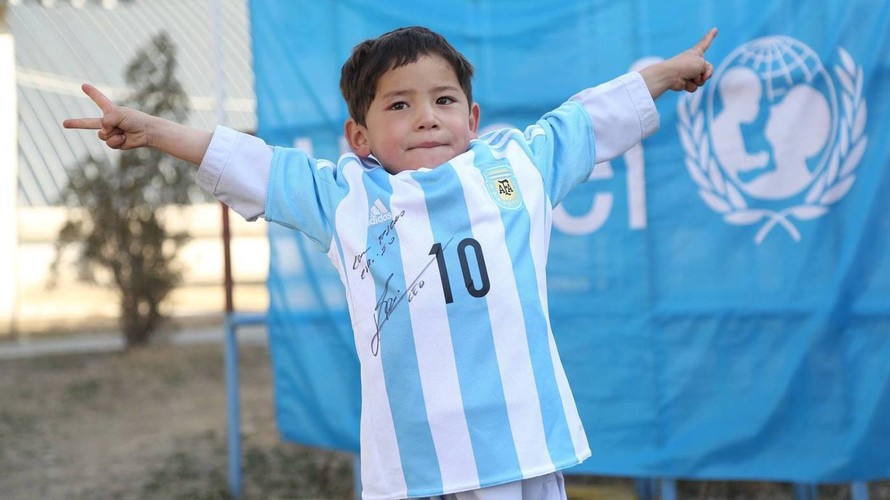 Cậu bé nghèo Afghanistan trong chiếc áo bóng đá của đội tuyển Arghentina bằng túi nilon