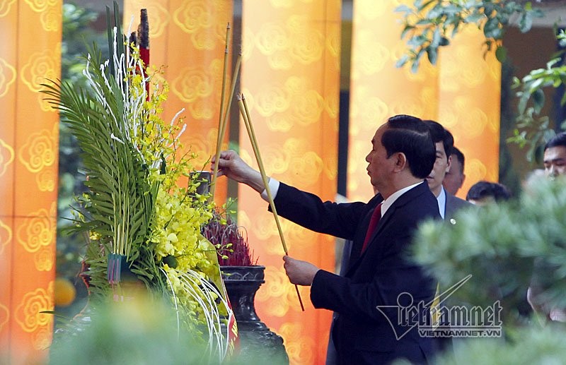 Chủ tịch nước Trần Đại Quang đã đến dâng hương tưởng nhớ các bậc tiên đế, các bậc hiền tài có công với nước