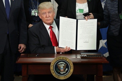 Tổng thống Mỹ Donald Trump hôm 25/1 ký sắc lệnh yêu cầu triển khai kế hoạch xây dựng tường biên giới giữa Mỹ với Mexico. Ảnh: AAP