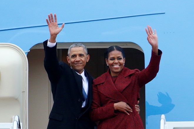 Vợ chồng Obama tạm biệt khi bước lên chuyên cơ Air Force One rời thủ đô Washington hôm 20/1. Ảnh: Reuters
