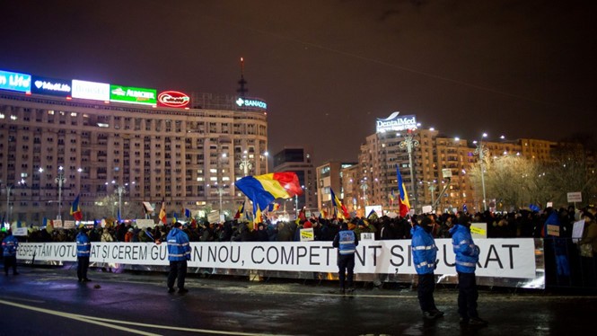 Hàng ngàn người dân Romania biểu tình phản đối chính phủ trong ngày thứ 12 liên tiếp. Ảnh: AFP