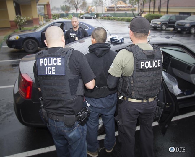Cảnh sát Mỹ bắt giữ những người nhập cư bất hợp pháp tại 6 bang của nước này. Ảnh: ICE