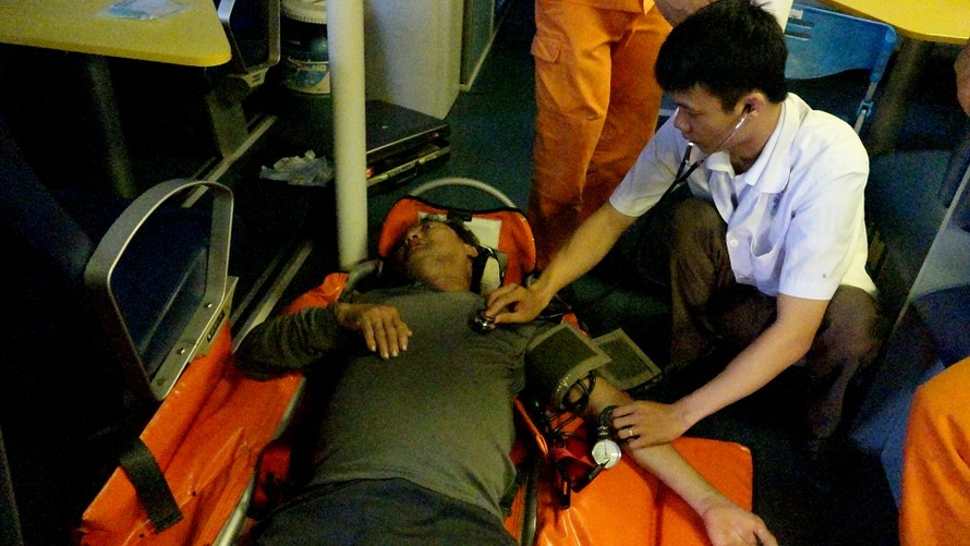 Các y, bác sĩ của Trung tâm Cấp cứu 115 Đà Nẵng tham gia cấp cứu ngư dân trên biển. (Ảnh: DANANG MRCC cung cấp)