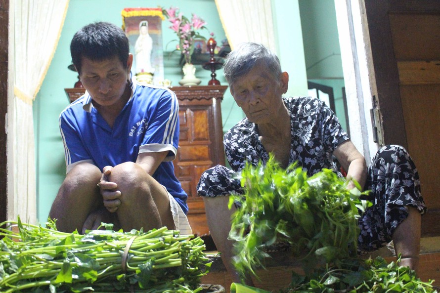 Ở tuổi 82, người mẹ già Nguyễn Thị Tồn trở thành lao động chính, trụ cột trong gia đình