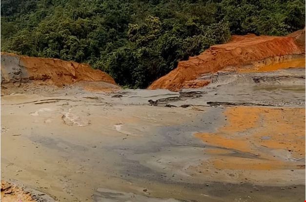 Vỡ thân đập trên núi cao khiến nước và bùn thải quặng chảy ra môi trường. Ảnh: NTV