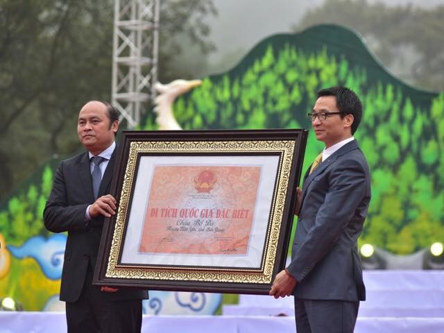 Phó Thủ tướng chính phủ Vũ Đức Đam trao Bằng công nhận Di tích quốc gia đặc biệt cho chùa Bổ Đà