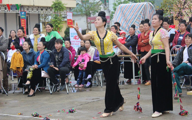 Xem thi bắt cá, thêu khăn Piêu ở Lễ hội “Mùa hoa Ban” Sơn La