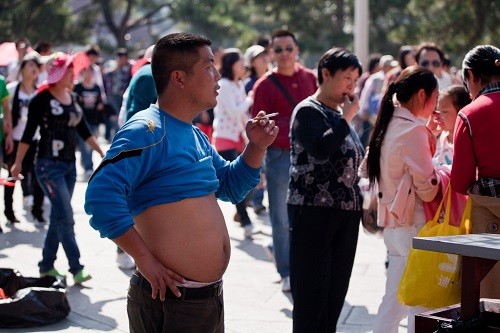 Đàn ông tại một số nước châu Á có thói quen vạch áo khoe bụng. Ảnh: Berny Eats the World