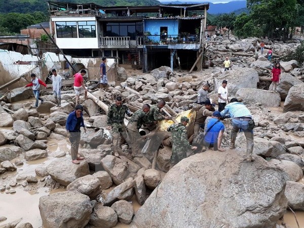 Binh sỹ Colombia chuyển thi thể nạn nhân khỏi khu vực lở đất ở Mocoa ngày 1/4. (Ảnh: EPA/TTXVN)