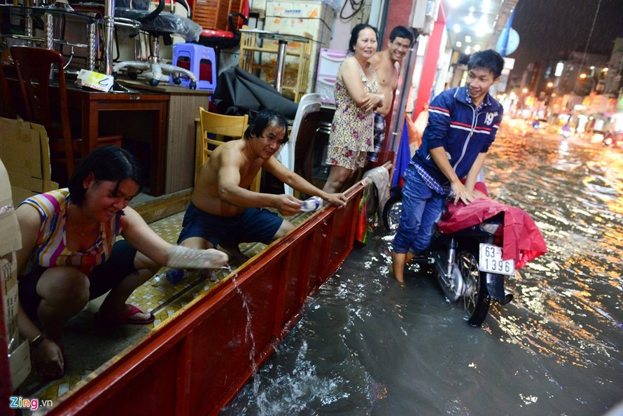 Dân Sài Gòn chống chọi với mưa ngập trái mùa