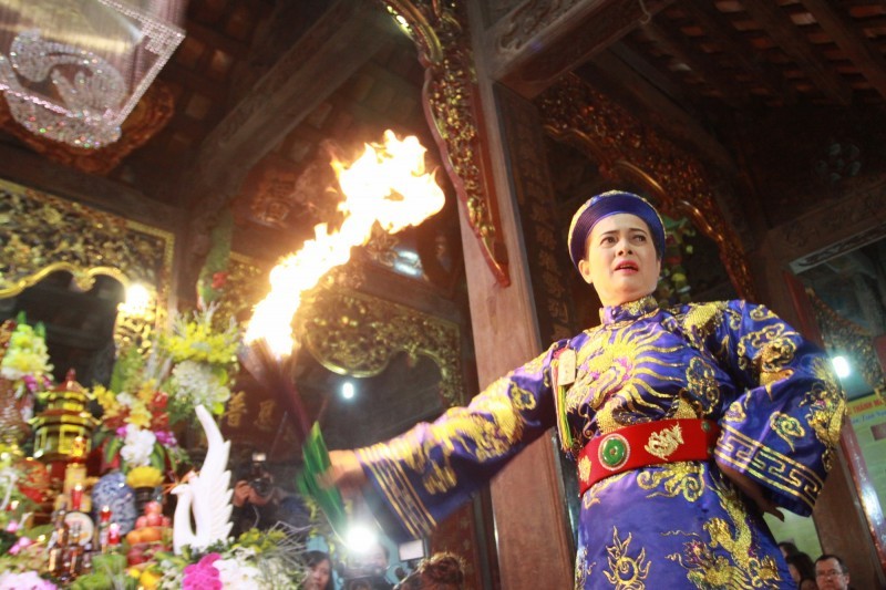 Biểu diễn nghi lễ hầu đồng của đạo Mẫu tại Phủ Dầy, Nam Định (Ảnh minh họa)