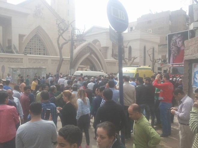 Đám đông hỗn loạn phía ngoài nhà thờ sau vụ đánh bom. Ảnh: Egyptian Streets