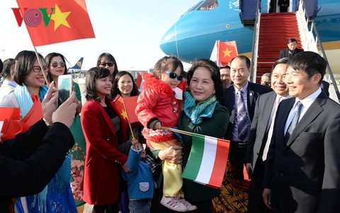 Bà con Việt kiều tại Hungary chào đó Chủ tịch Quốc hội Nguyễn Thị Kim Ngân tại sân bay
