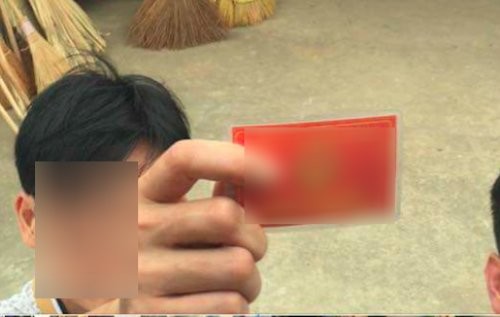 Người đàn ông rút thẻ đỏ được xác định là công an huyện Ba Vì: Ảnh cắt từ clip
