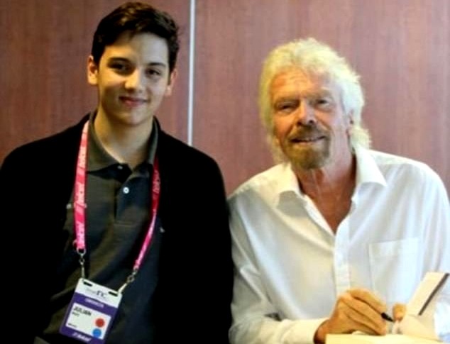 Julian Rios Cantu, 18 tuổi (bên trái) là doanh nhân trẻ nhất giành được 20.000 USD để phát triển ý tưởng của mình