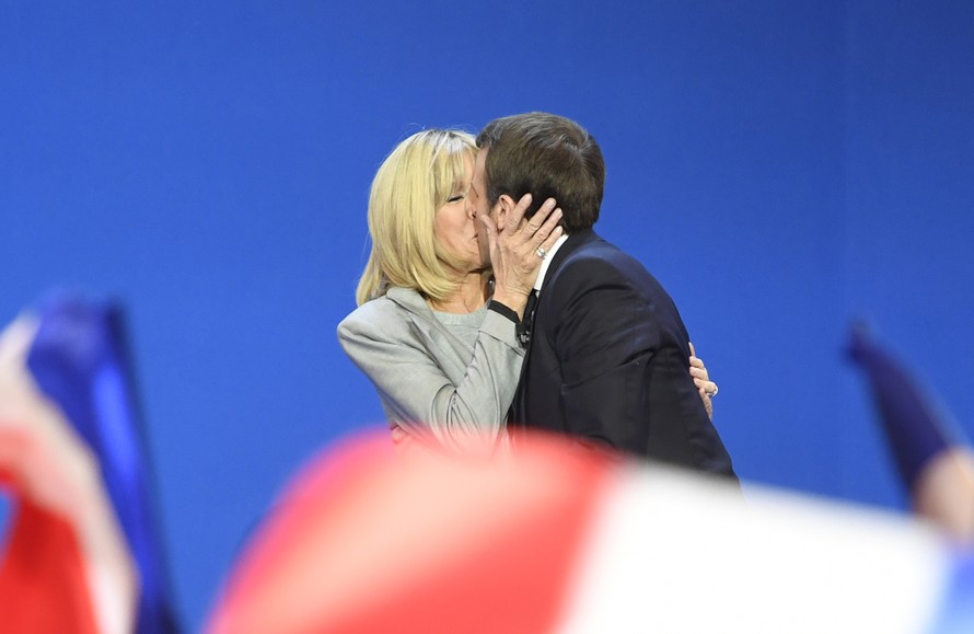 Nụ hôn của cặp đôi Emmanuel-Brigitte trong buổi lễ mừng chiến thắng sau vòng bỏ phiếu đầu tiên. (Nguồn: Independent)