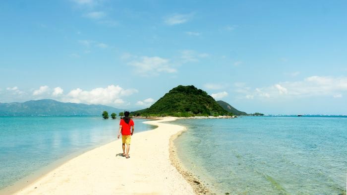 Ba con đường cho khách đi bộ giữa biển ở Việt Nam 