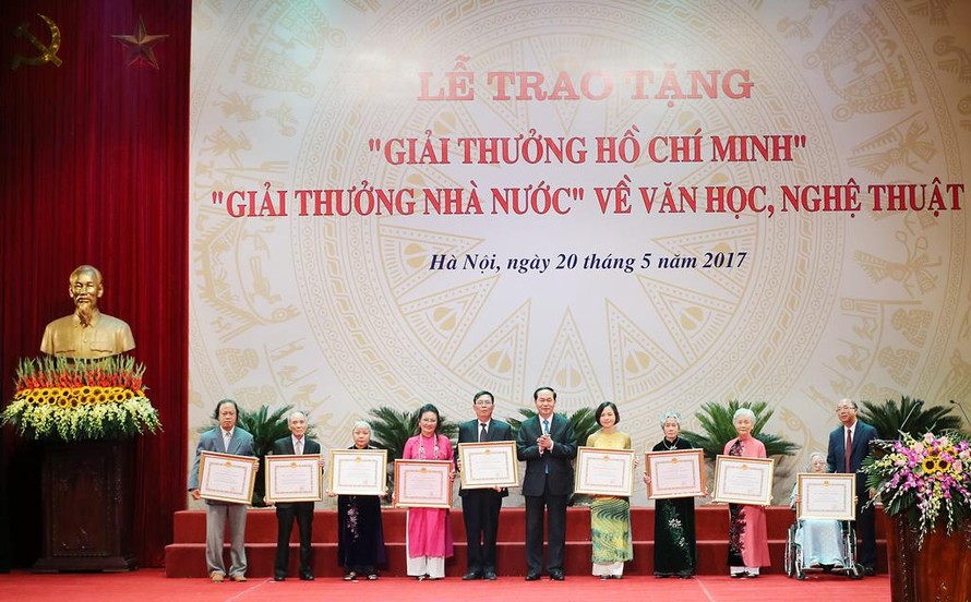 Chủ tịch nước Trần Đại Quang trao giải thưởng Hồ Chí Minh cho các tác giả và thân nhân tác giả