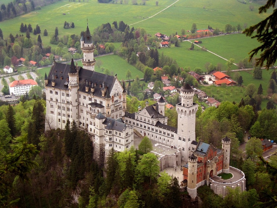 Lâu đài Neuschwanstein xây dựng "theo đúng phong cách của một lâu đài hiệp sĩ Đức" 