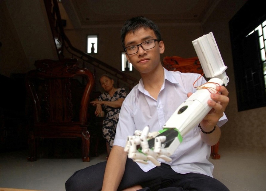 Phạm Huy với sản phẩm “cánh tay robot cho người khuyết tật”