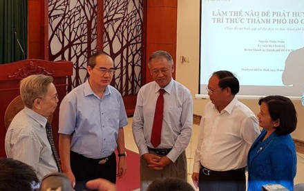 Bí thư Nguyễn Thiện Nhân (thứ 2 trái sang) trong buổi gặp gỡ giới trí thức tại TPHCM (Ảnh: PK)