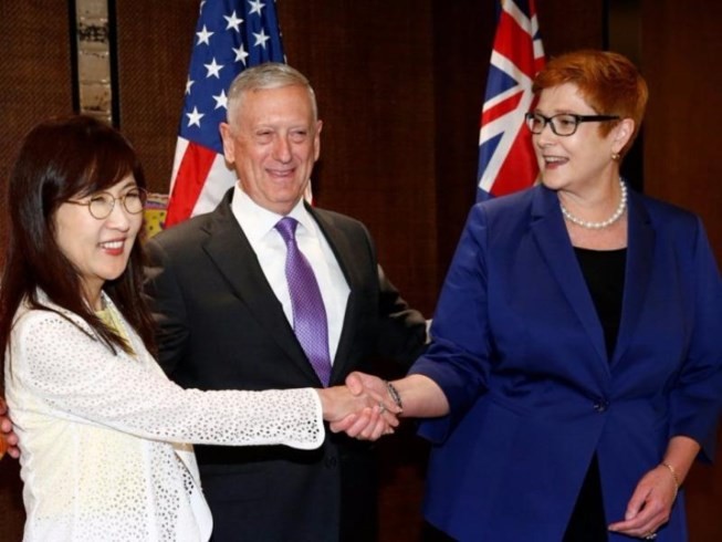 Bộ trưởng Quốc phòng Mỹ James Mattis (giữa), Bộ trưởng Quốc phòng Nhật Tomomi Inada (trái) và Bộ trưởng Quốc phòng Úc Marise Payne tại Đối thoại Shangri-La. Ảnh: SCMP
